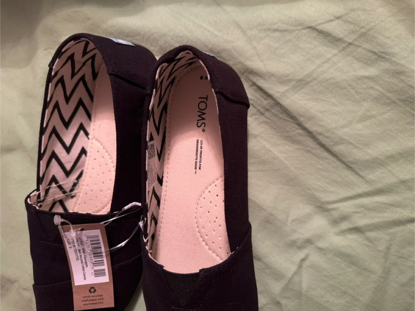 TOMS Women's Black Slip-On Shoes - Size 6 image indicator(3)