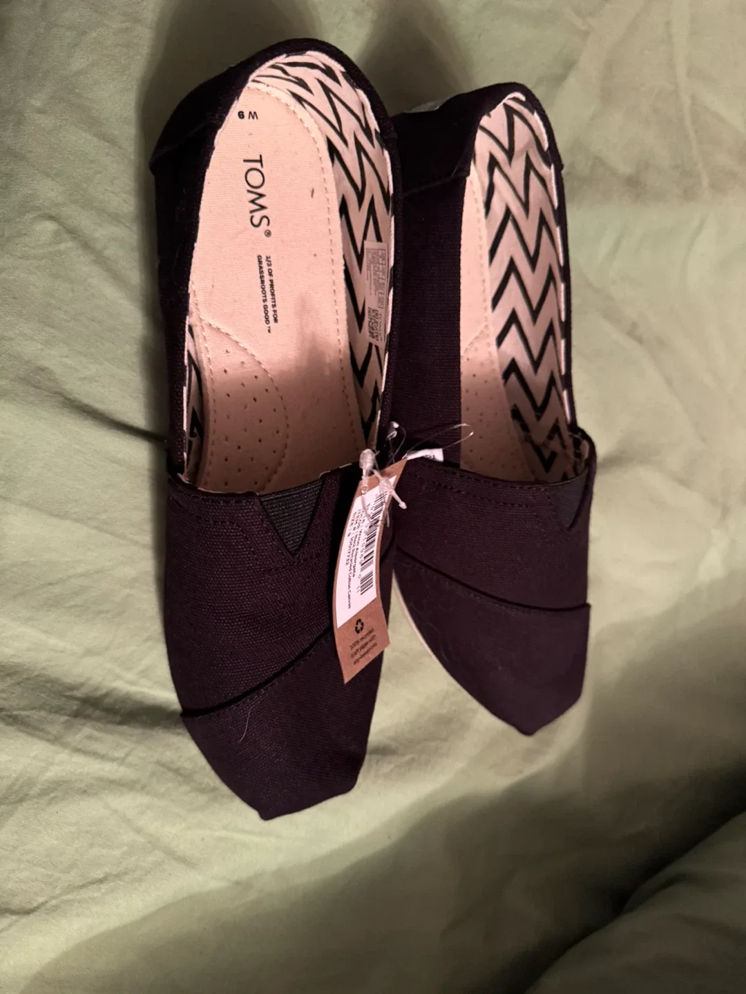 TOMS Women's Black Slip-On Shoes - Size 6 image indicator(2)