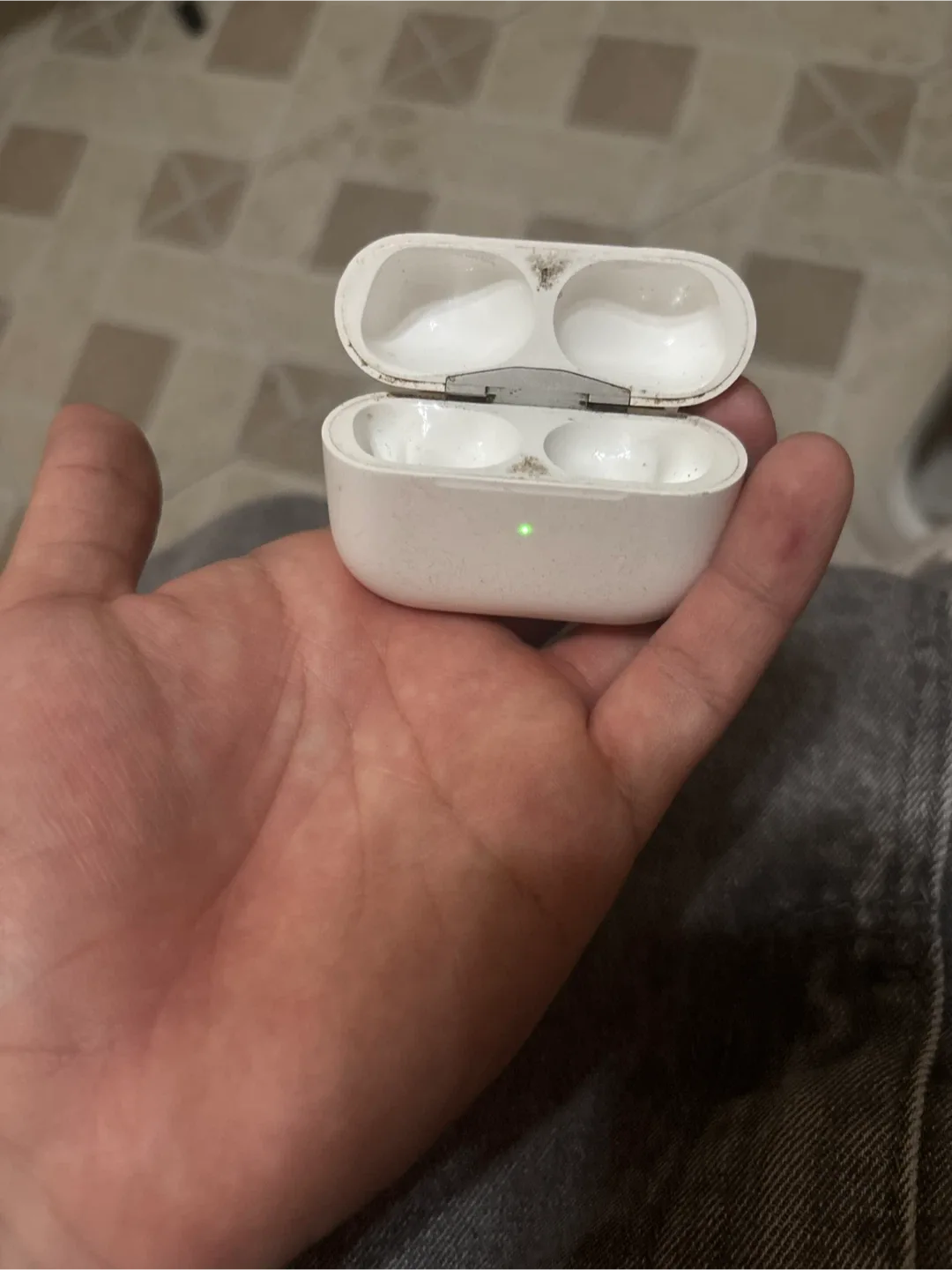 Apple AirPods Pro 2 Charging Case image indicator(5)
