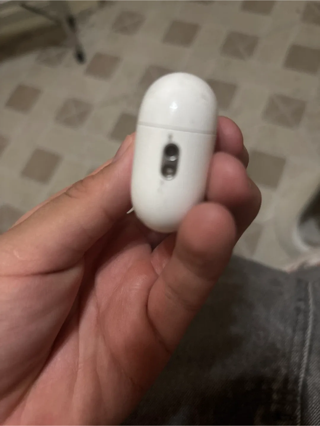 Apple AirPods Pro 2 Charging Case image indicator(3)