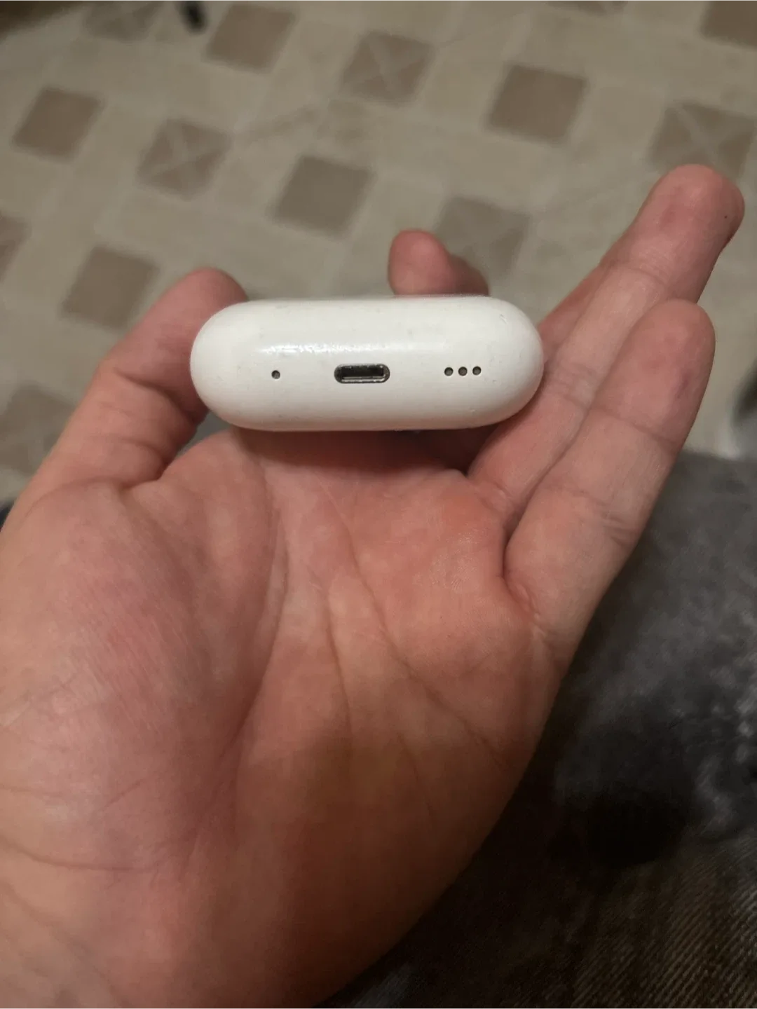 Apple AirPods Pro 2 Charging Case image indicator(2)