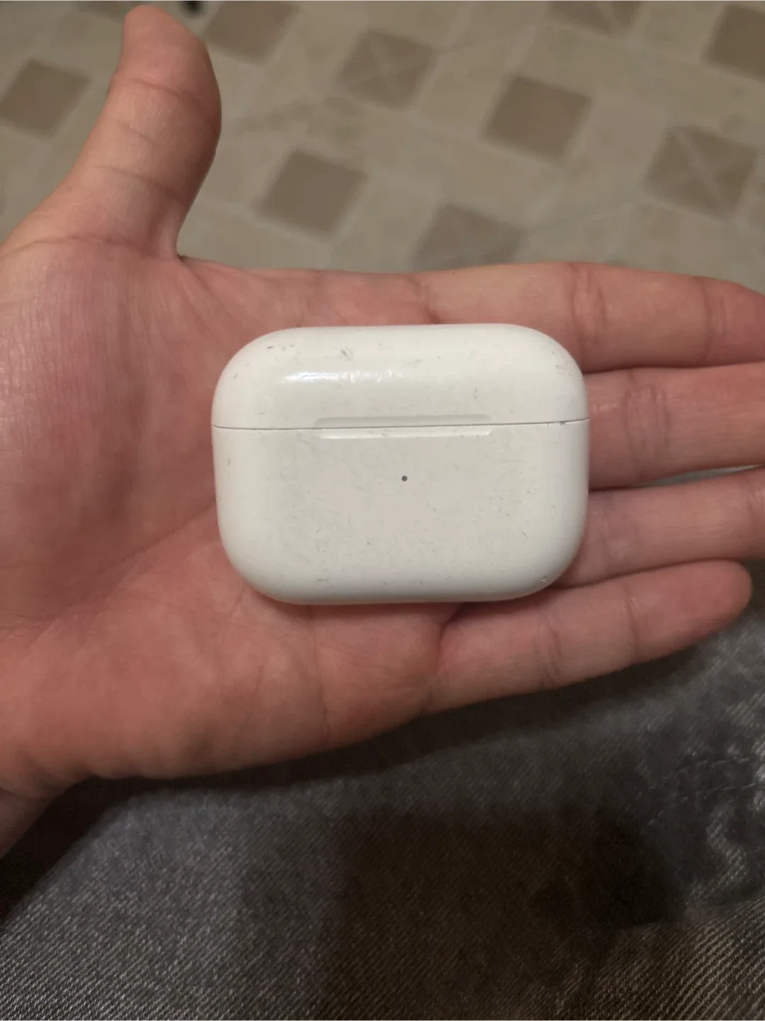 Apple AirPods Pro 2 Charging Case image indicator(4)