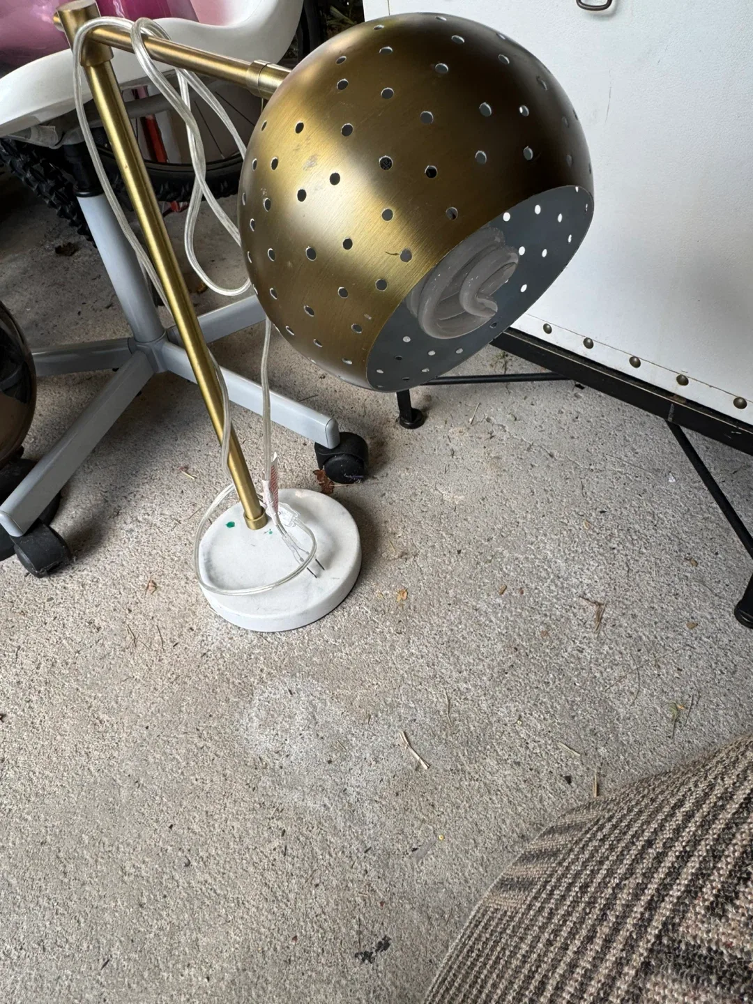 Gold Tone Globe Table Lamp image indicator(2)