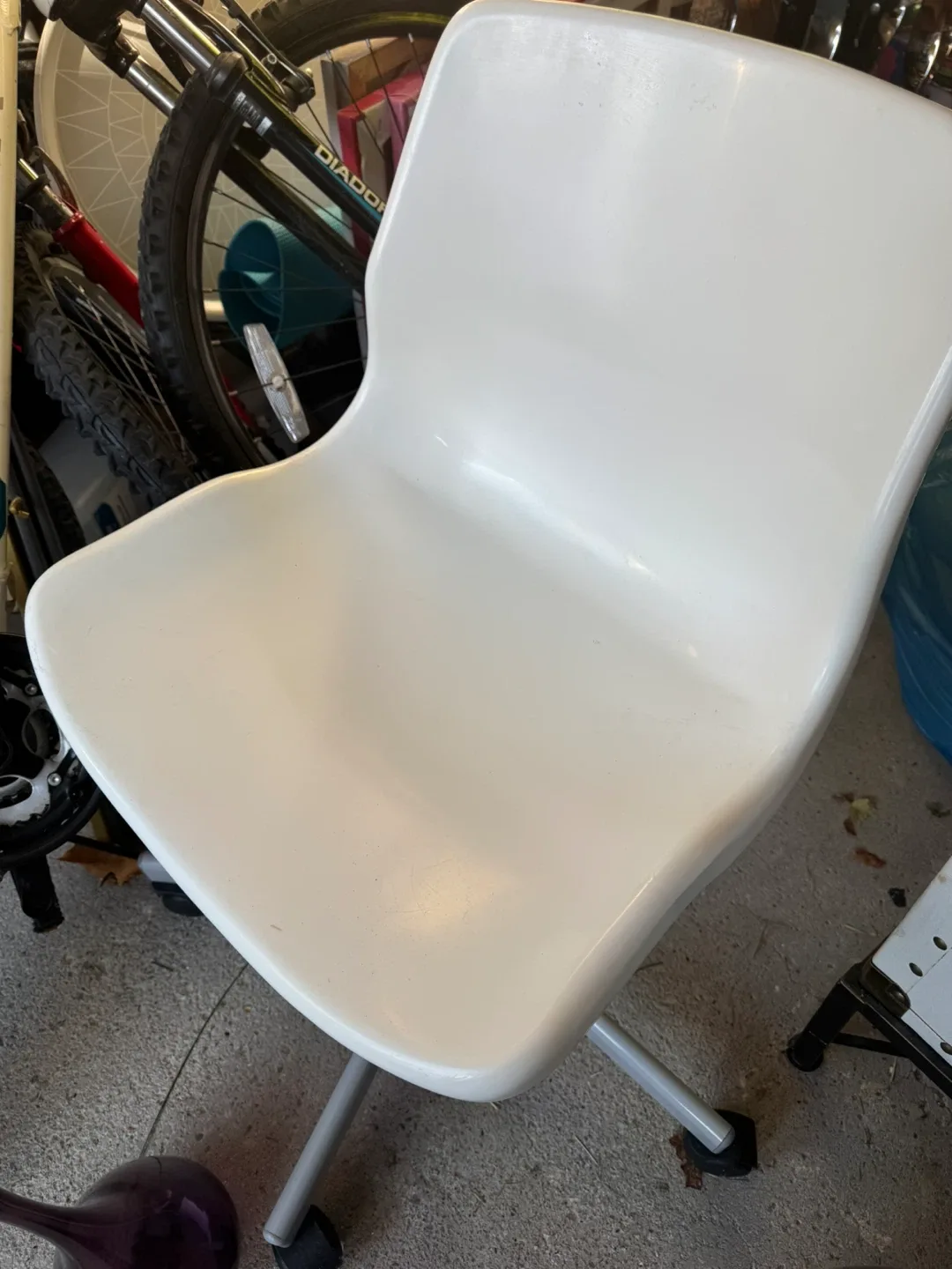 White Swivel Chair image indicator(2)