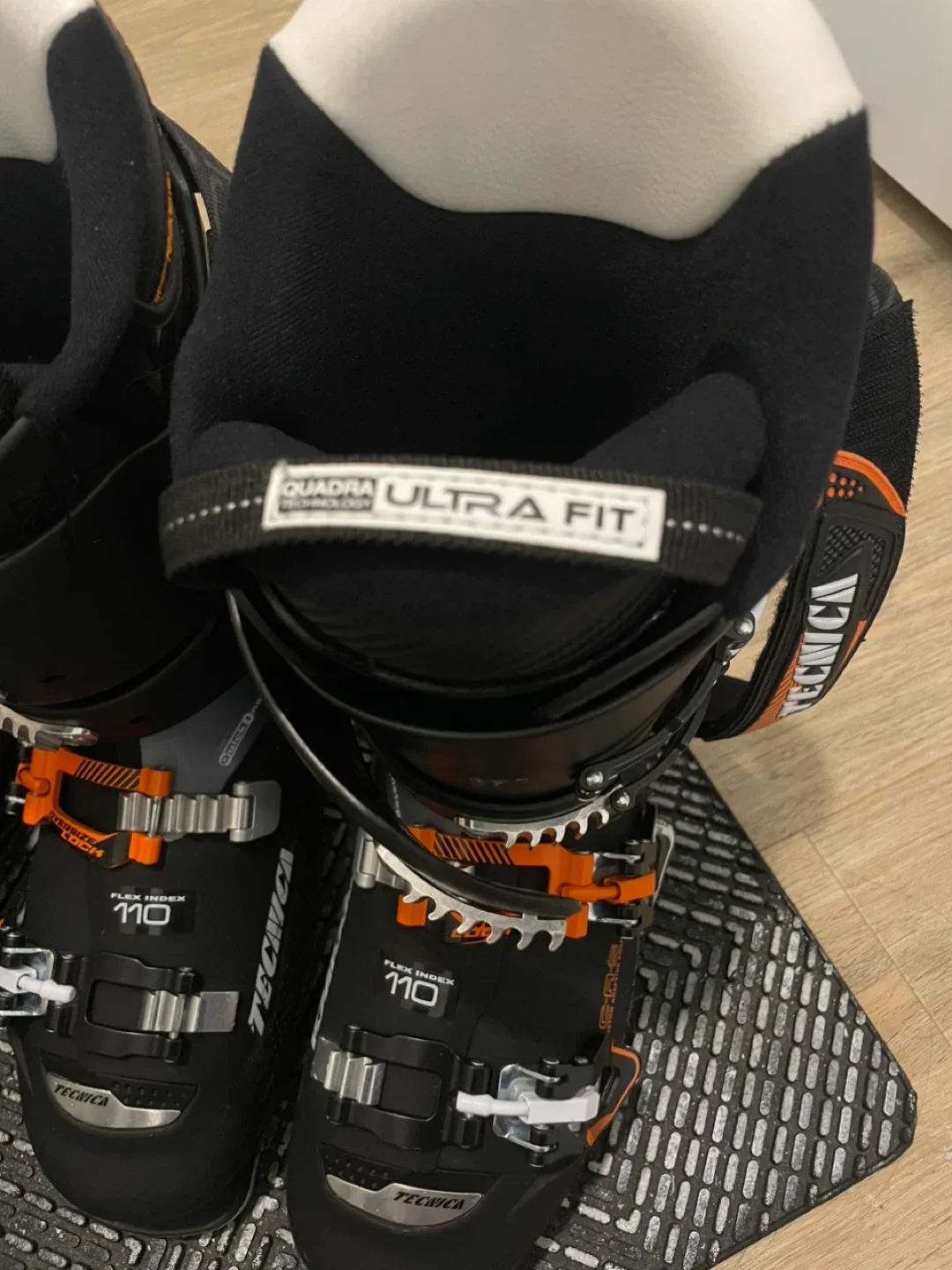 Ski Gear(boots, bindings, poles, bags) image indicator(5)