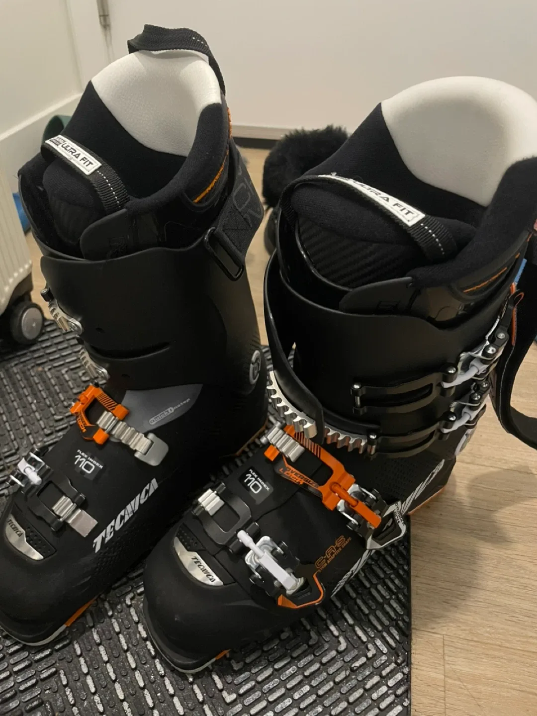 Ski Gear(boots, bindings, poles, bags) image indicator(2)