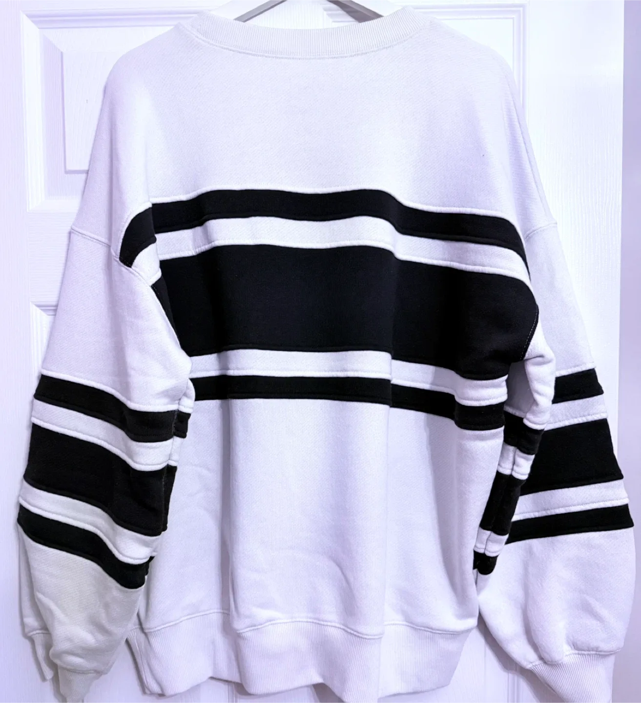 Chaser Apres Chic Sweatshirt in black and white image indicator(5)