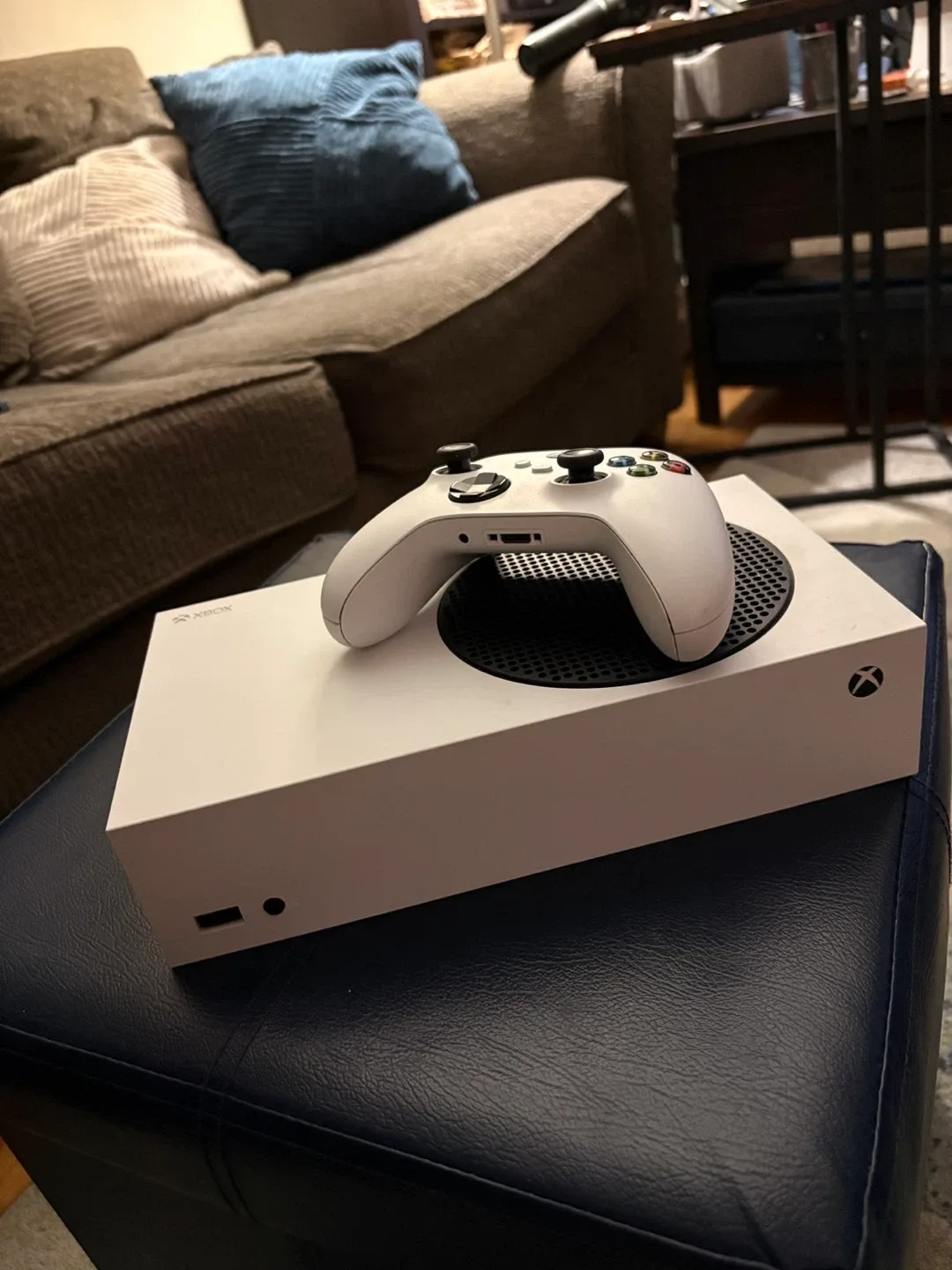 Xbox Series S Console with Controller - White image indicator(2)