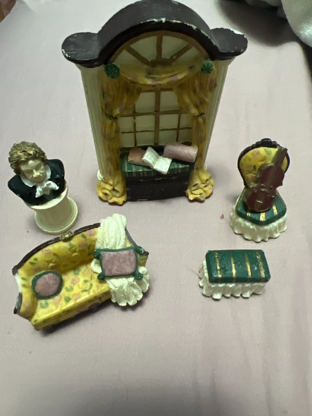 Miniature Dollhouse Furniture Set