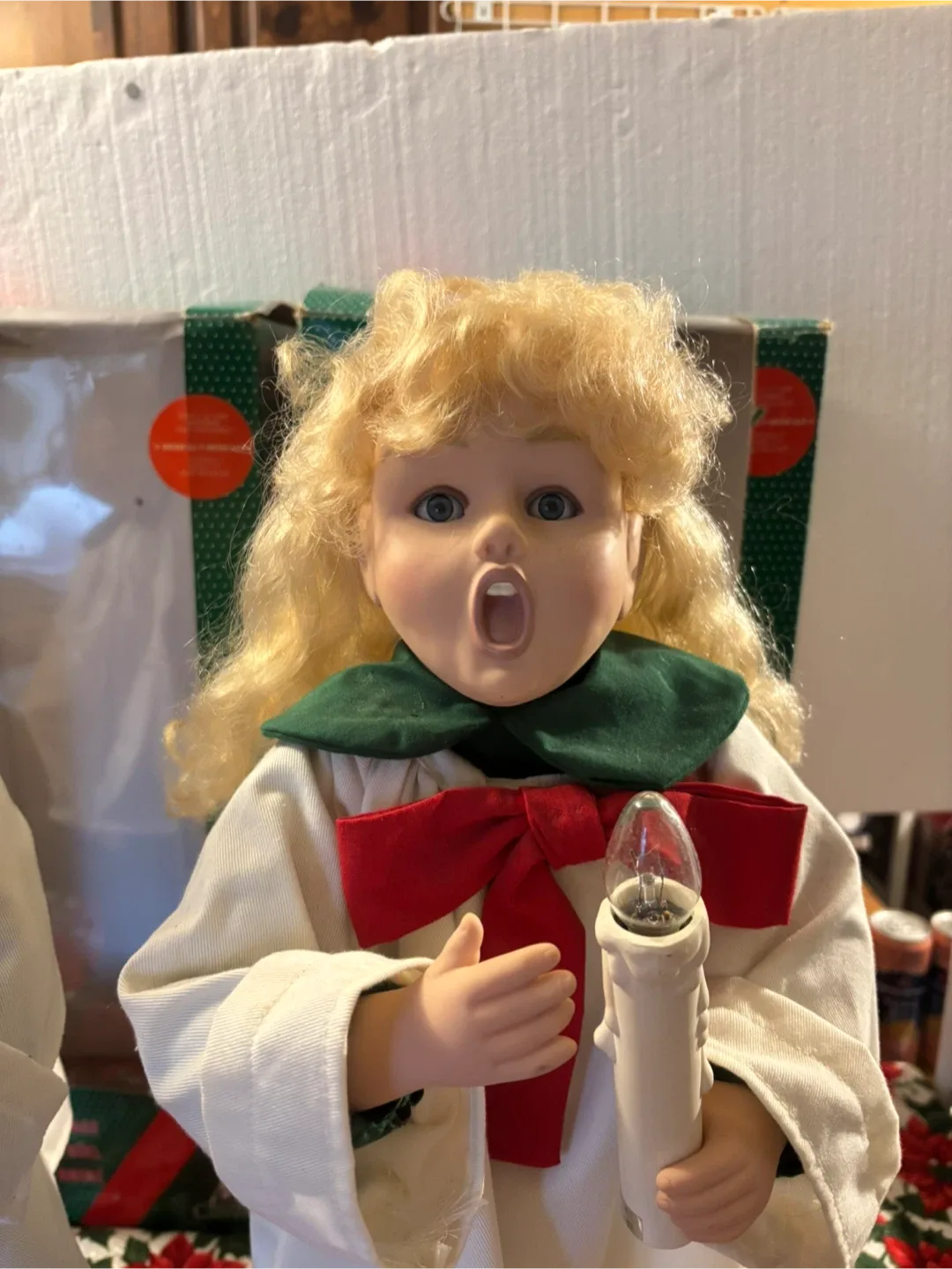 Animated Holiday Caroler Figure image indicator(4)