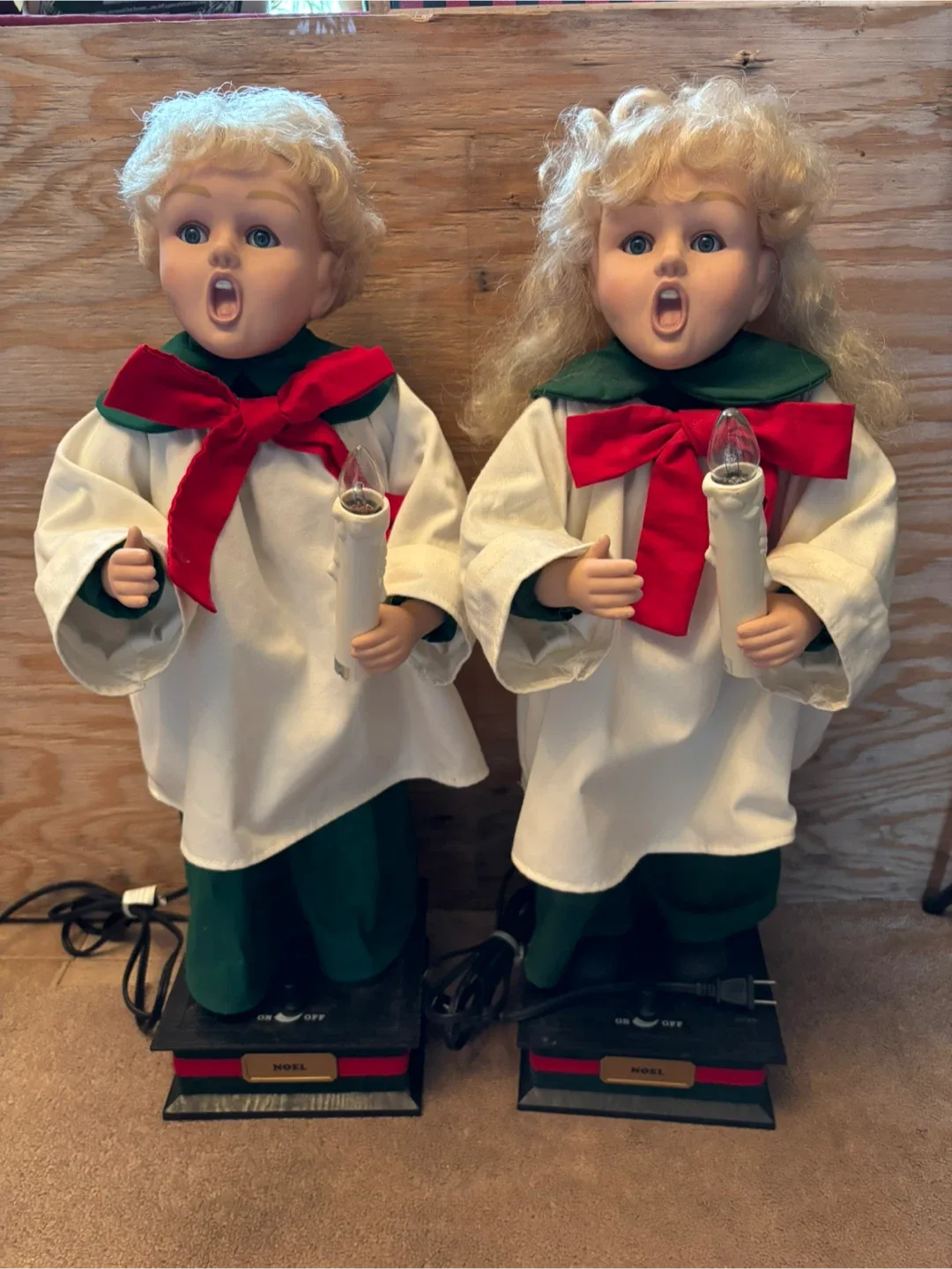 Animated Holiday Caroler Figure image indicator(6)