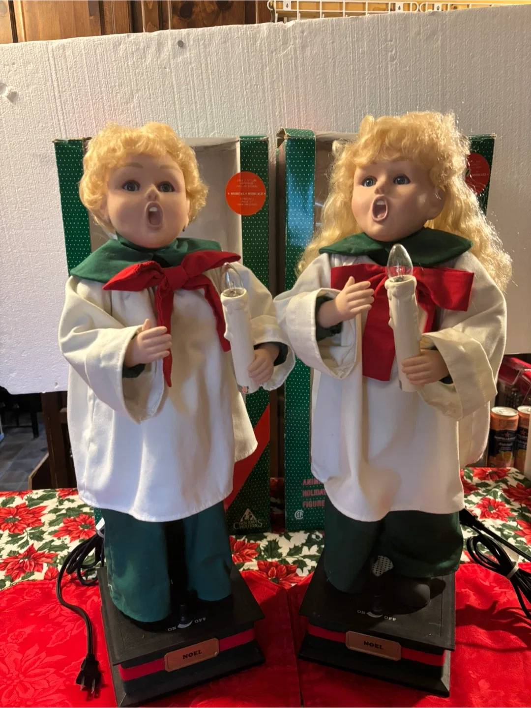 Animated Holiday Caroler Figure image indicator(3)