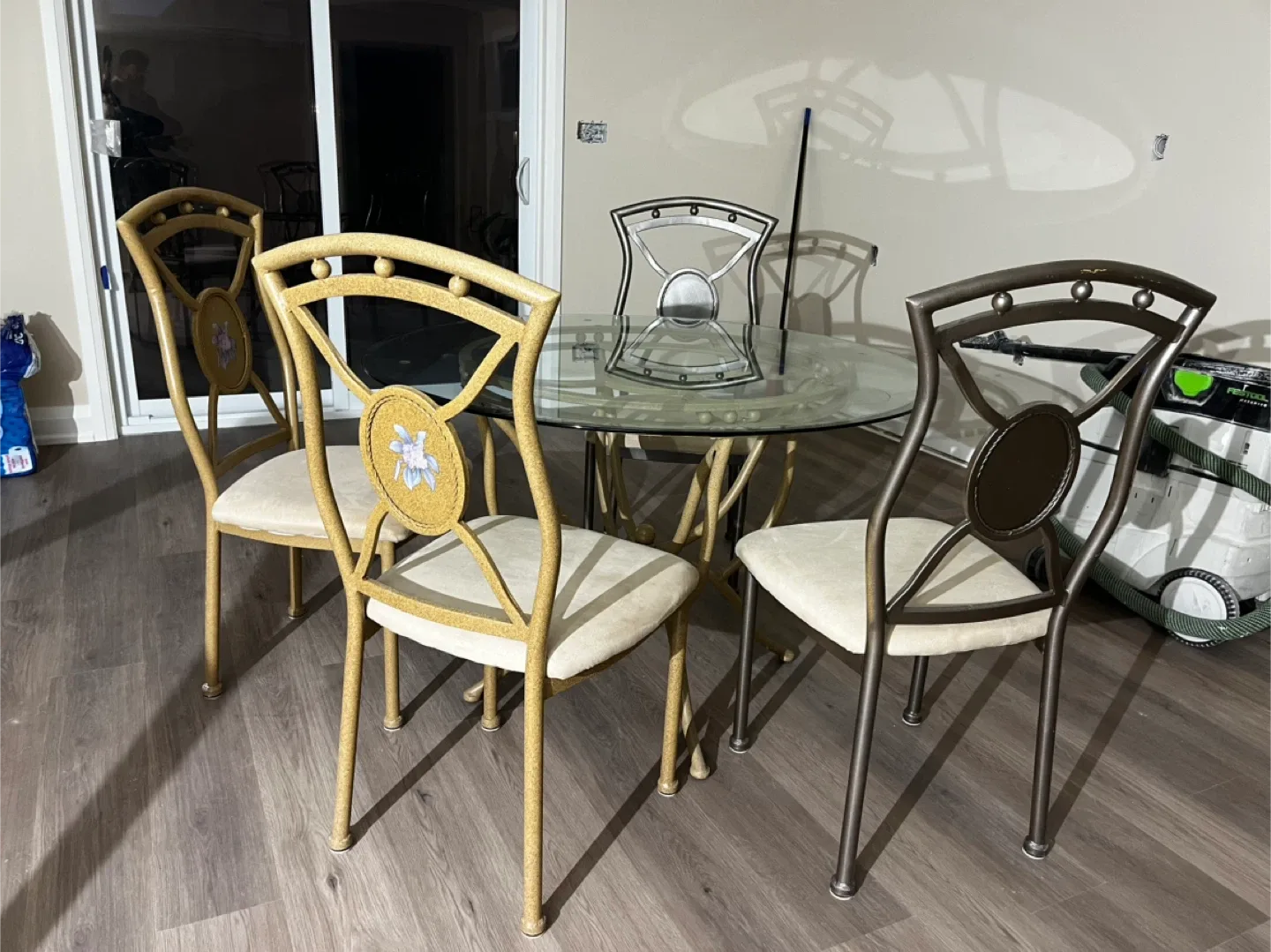Need it to go ASAP: Dining table & chairs FOR SALE