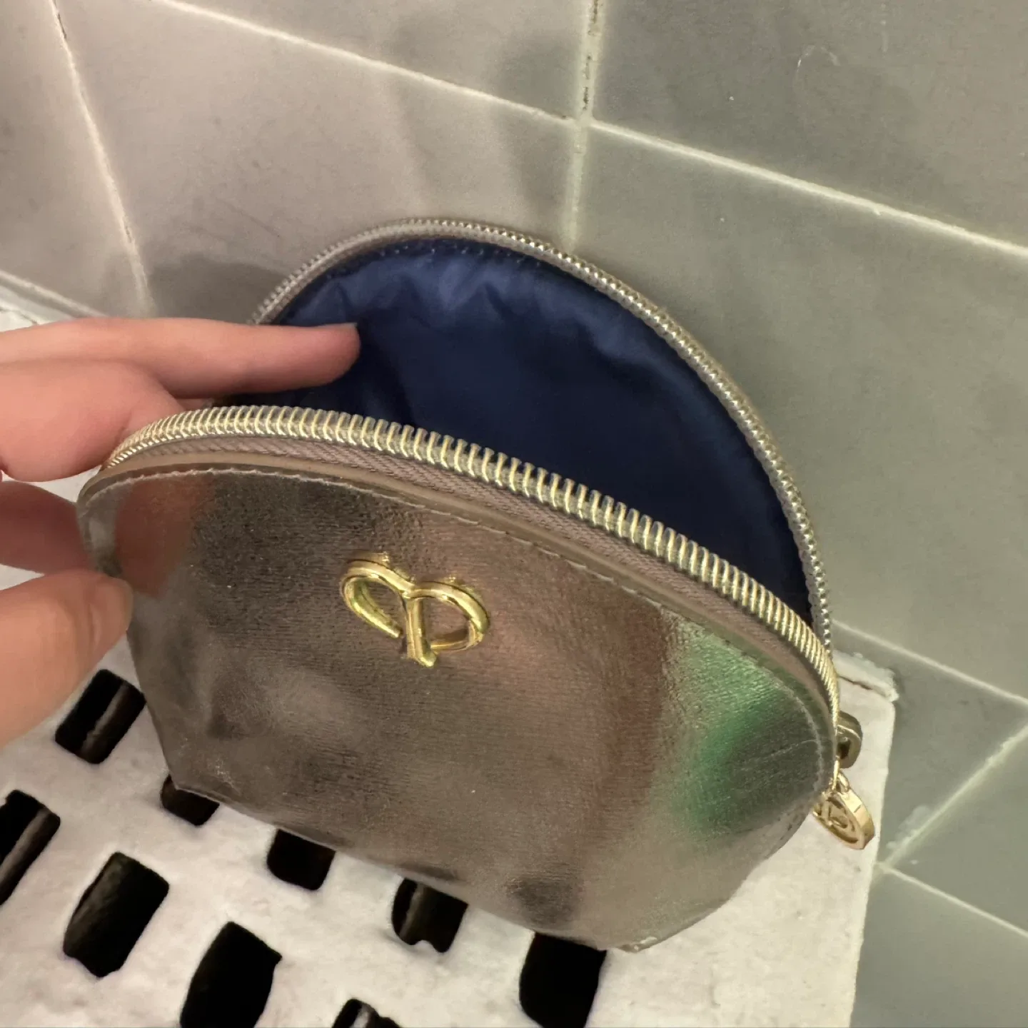 Clé de Peau Beauté Pouch image indicator(2)