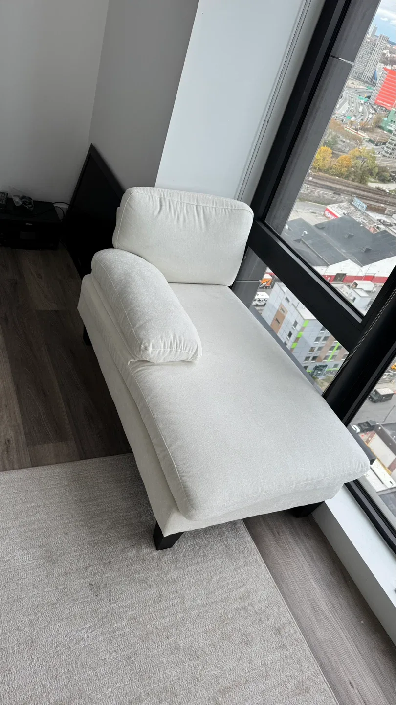 White Sectional Sofa with Chaise Lounge image indicator(2)