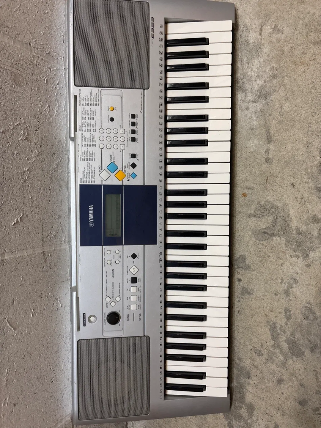 Yamaha E323 Keyboard