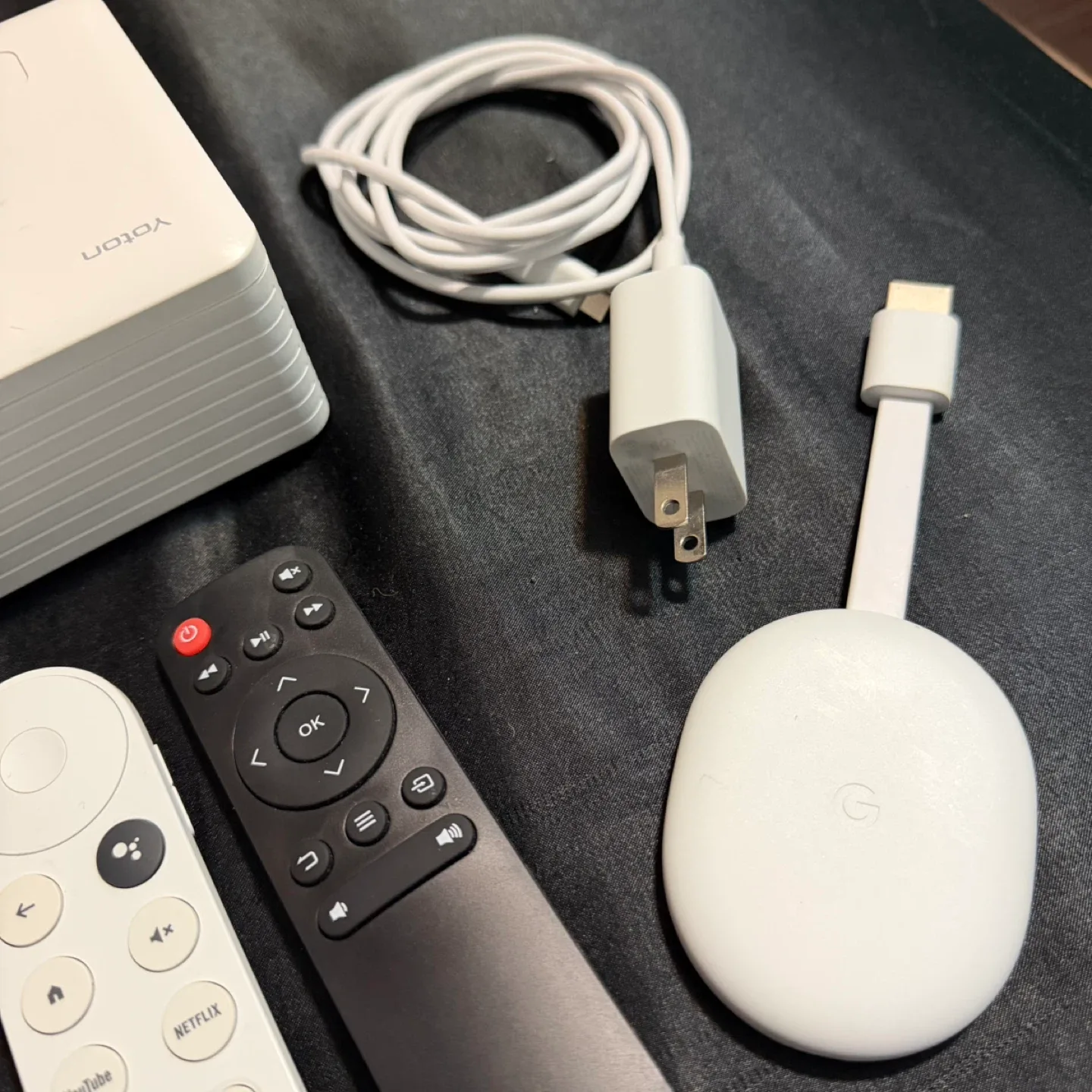 Yoton Projector + Google Chromecast Entertainment Setup image indicator(3)