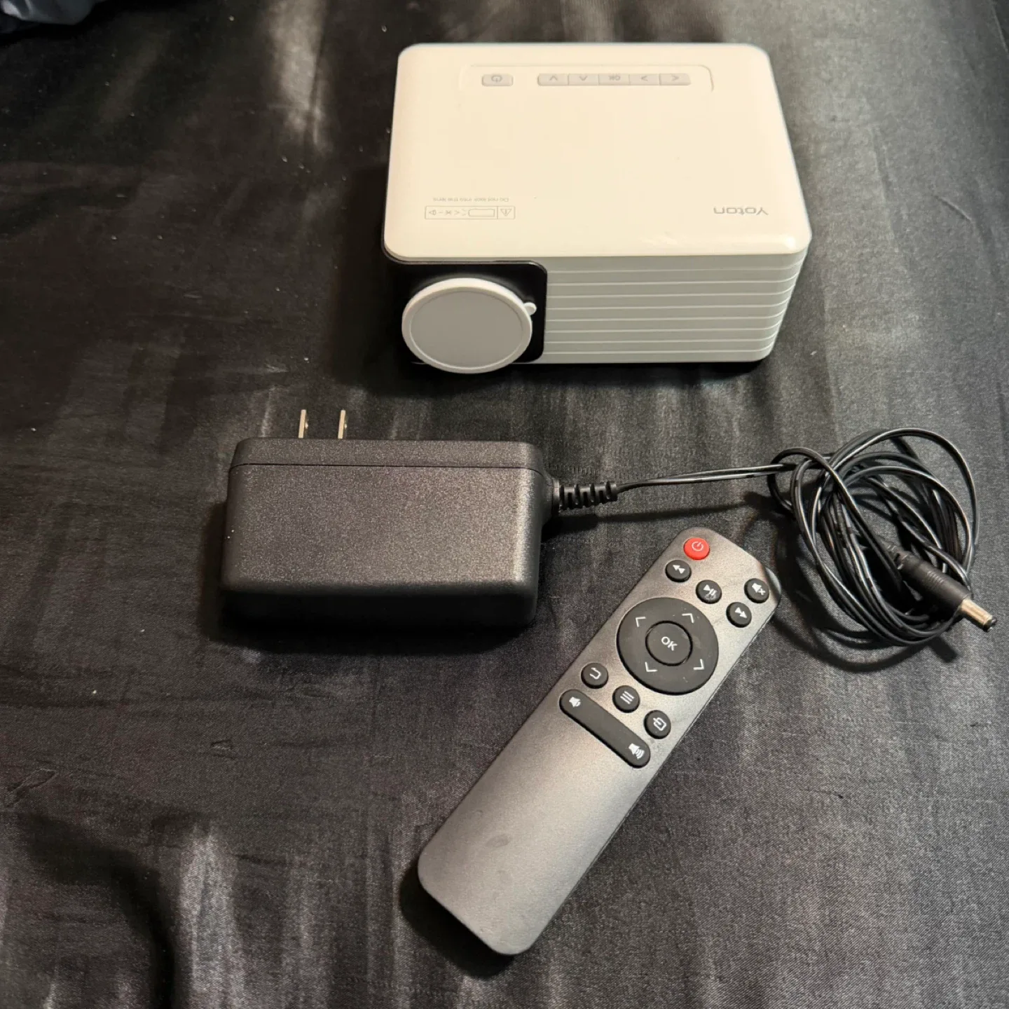 Yoton Projector + Google Chromecast Entertainment Setup image indicator(2)