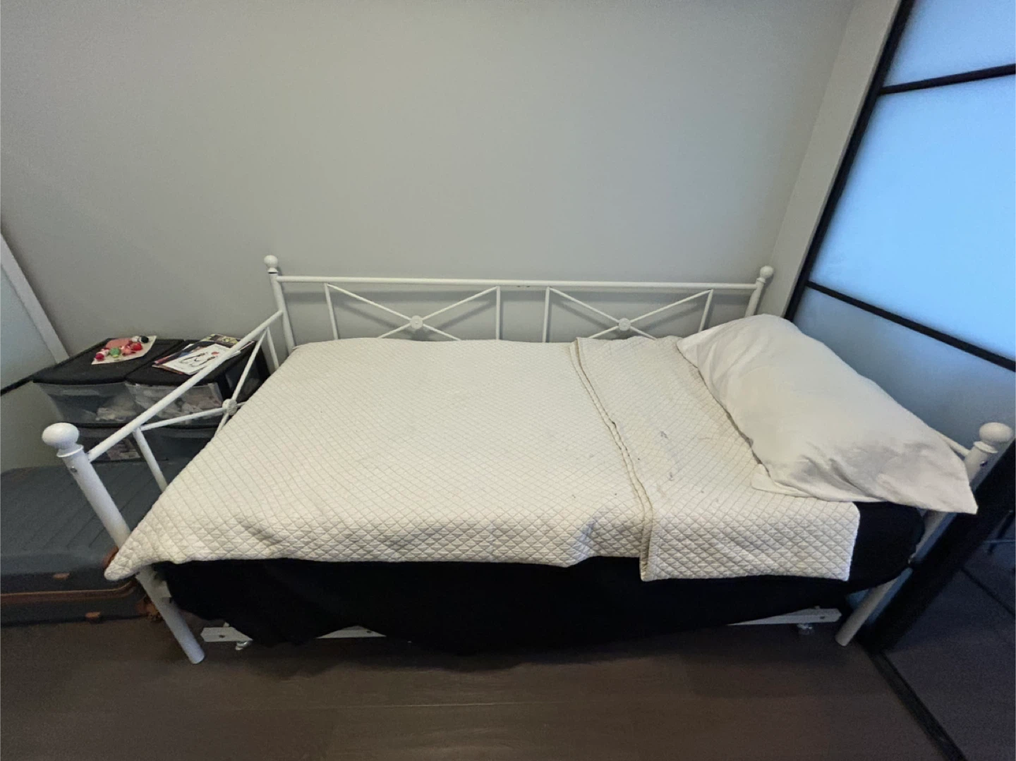 White Metal Daybed with trundle