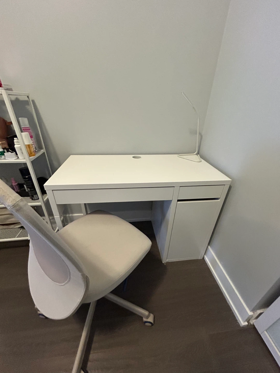White Desk and chair