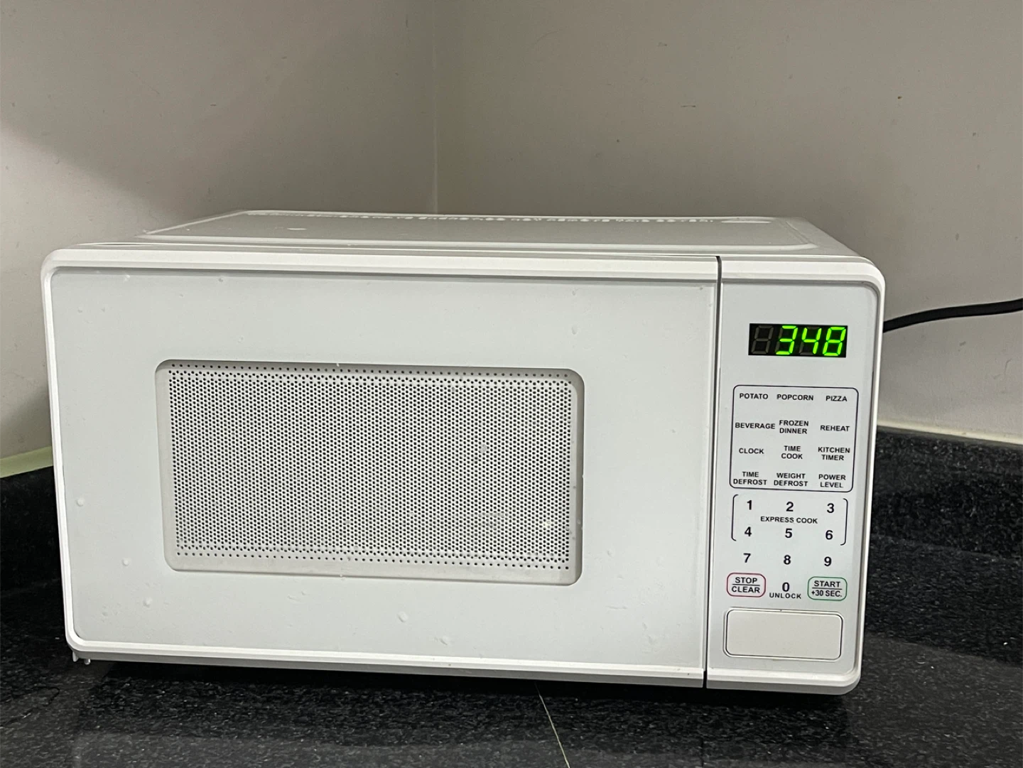 Mainstays 0.7 Cu Ft Countertop Microwave Oven - photo 2