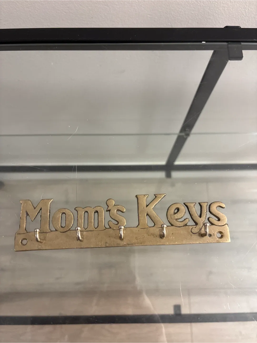 Vintage Solid Brass Mom's Keys Key Holder 7 inches image indicator(5)