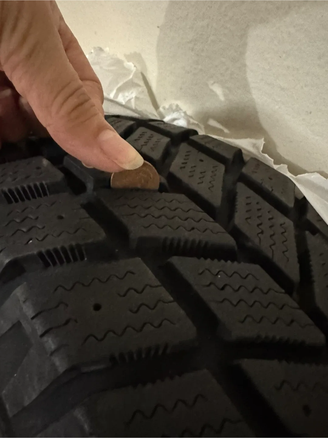 4 Winter tires Hankook i*Pike RC01 Tire 185/60R15 image indicator(2)