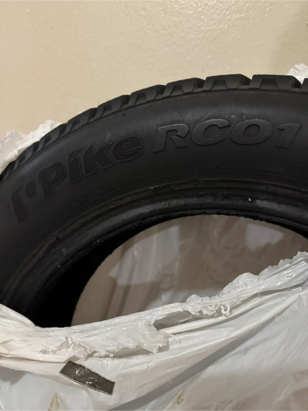 4 Winter tires Hankook i*Pike RC01 Tire 185/60R15 image indicator(5)