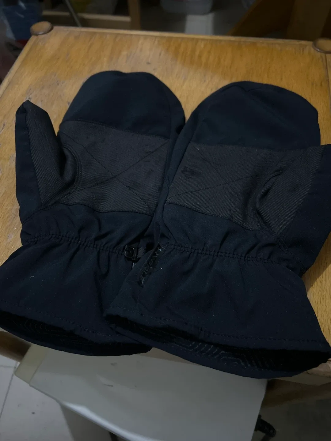 Under Armour Black Mittens image indicator(2)