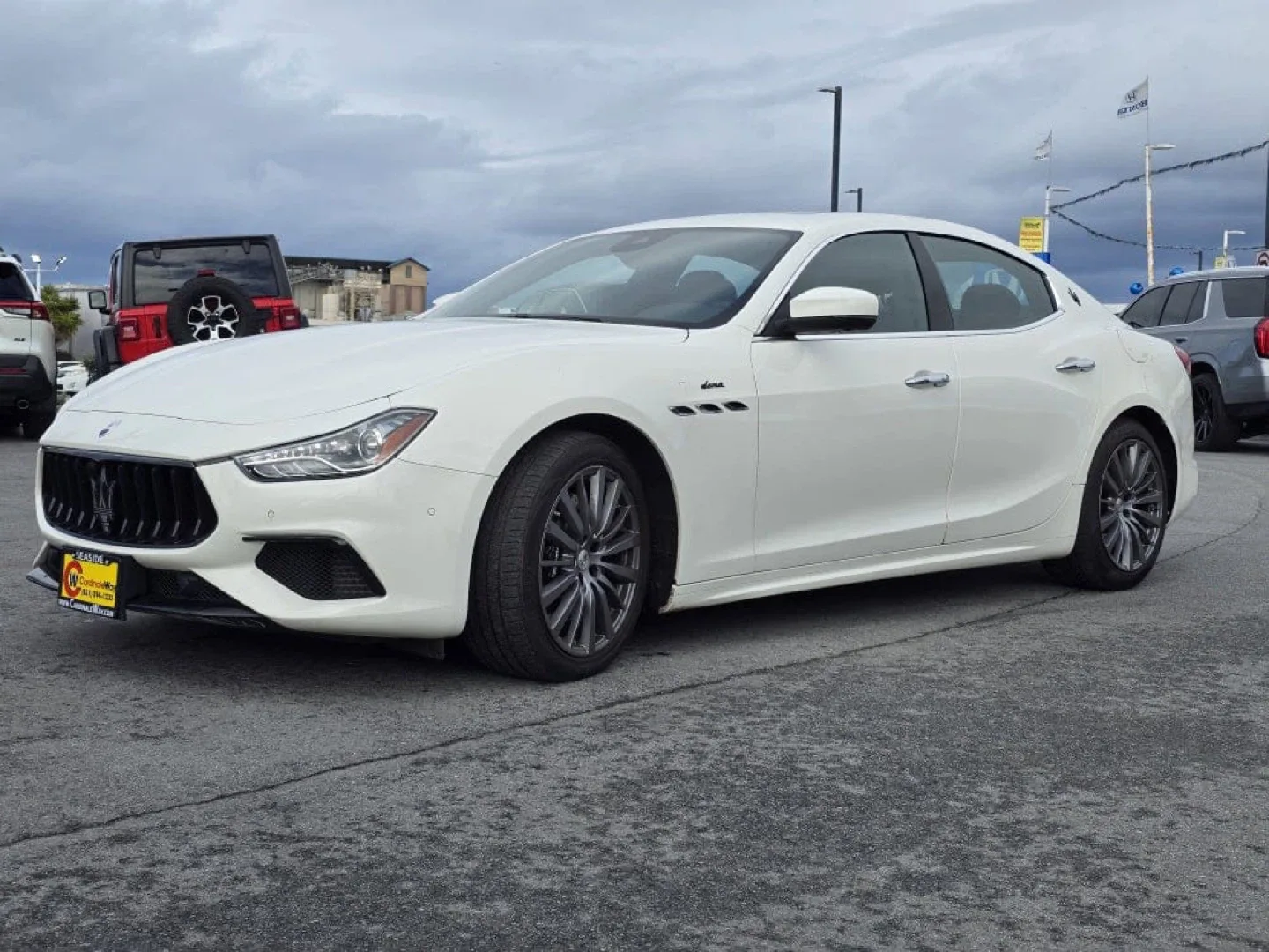 Maserati Ghibli Sedan - Luxury Car image indicator(3)