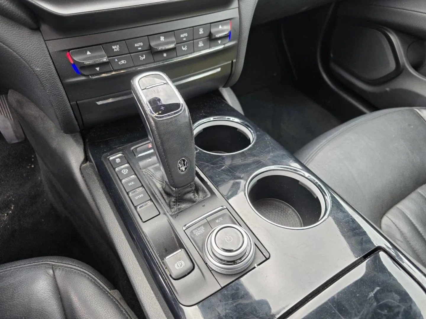 Maserati Ghibli Sedan - Luxury Car image indicator(2)