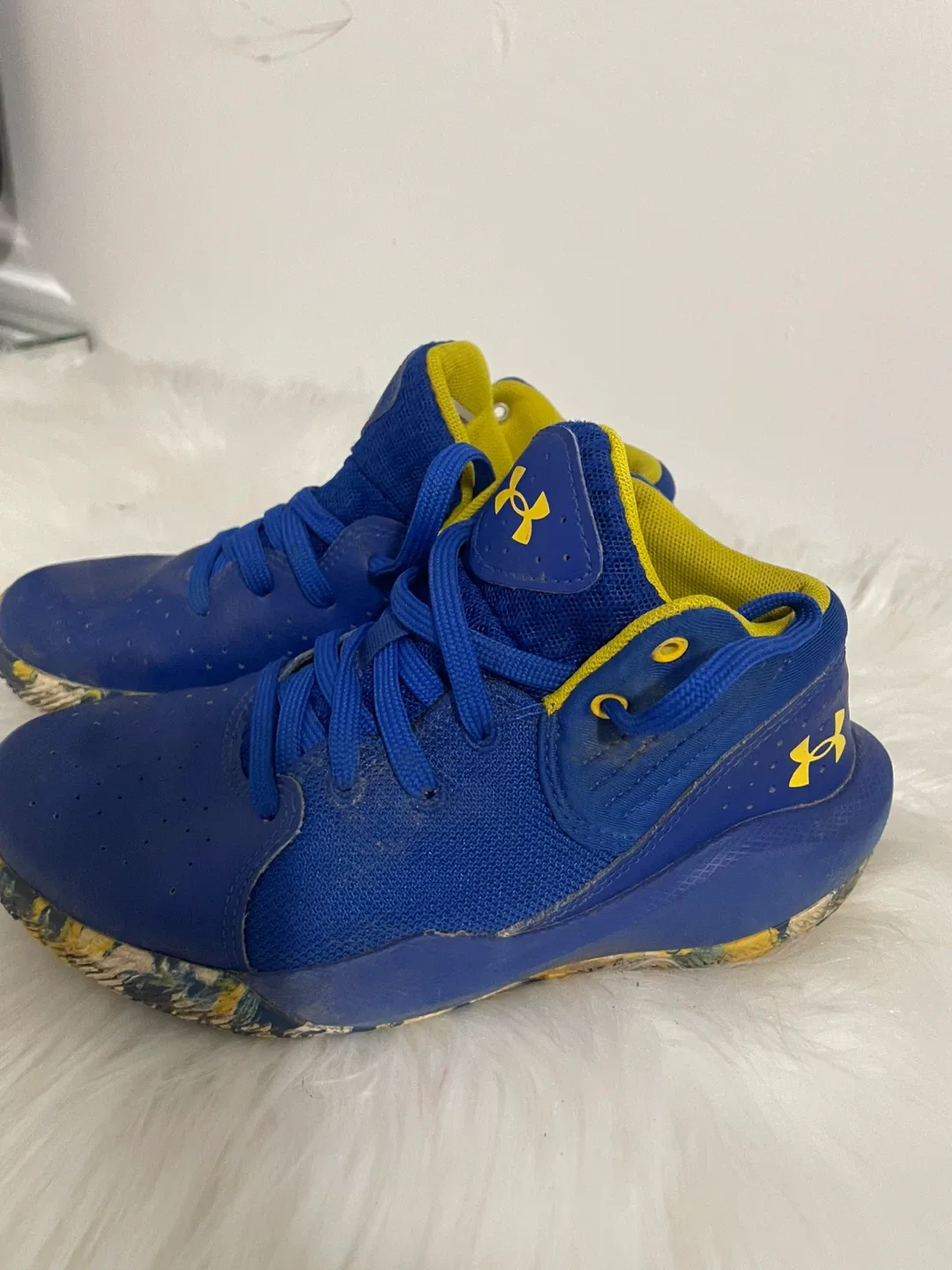 Under Armour Kids' Basketball Shoes - Size 1.5Y image indicator(2)