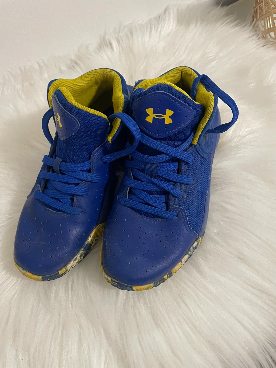 Under Armour Kids' Basketball Shoes - Size 1.5Y image indicator(3)