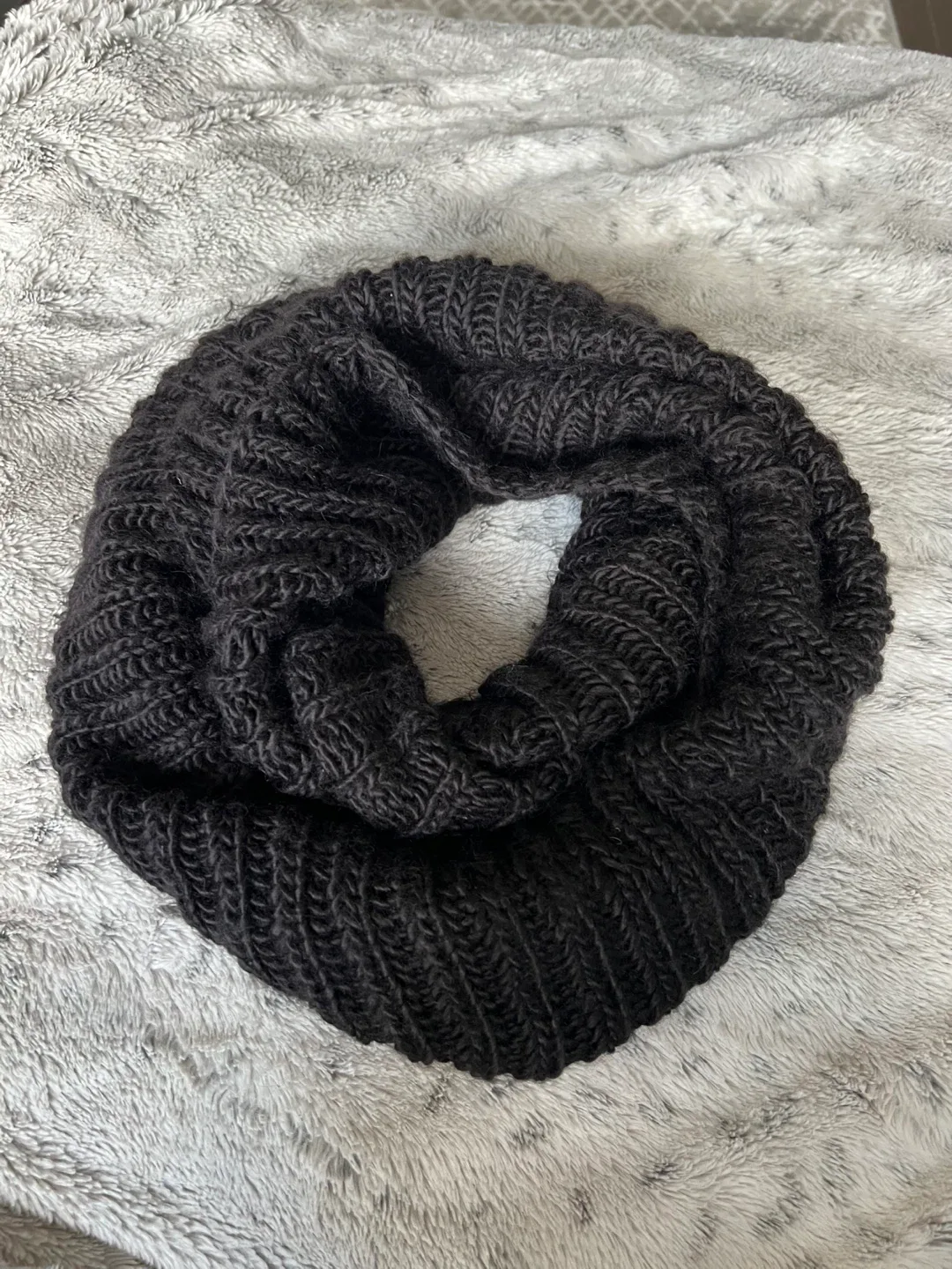Men’s H&M Black Knit Infinity Scarf - One Size image indicator(4)