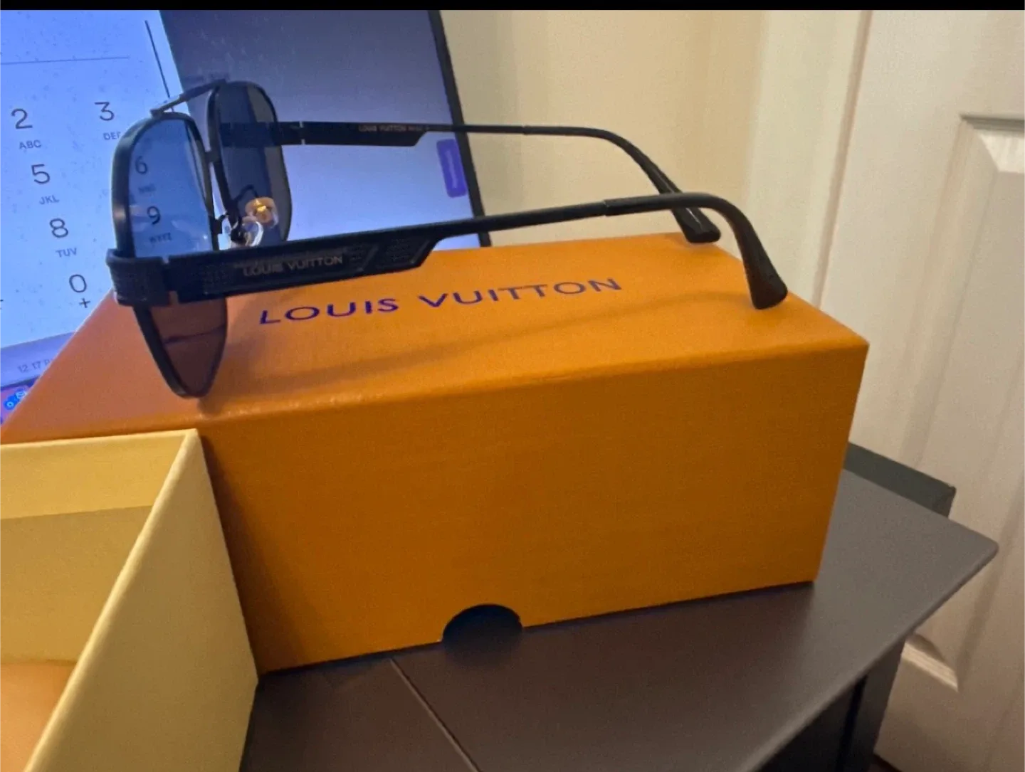 Louis Vuitton Sunglasses - Black image indicator(2)