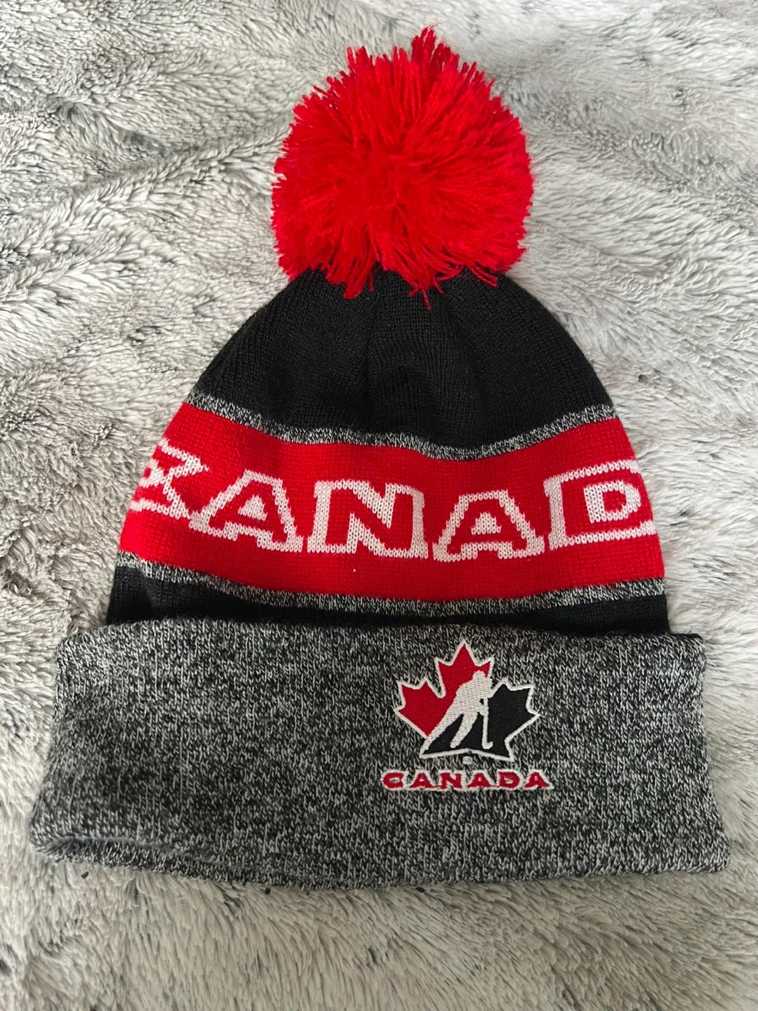 CANADA Toque - Red, Black, Grey image indicator(3)