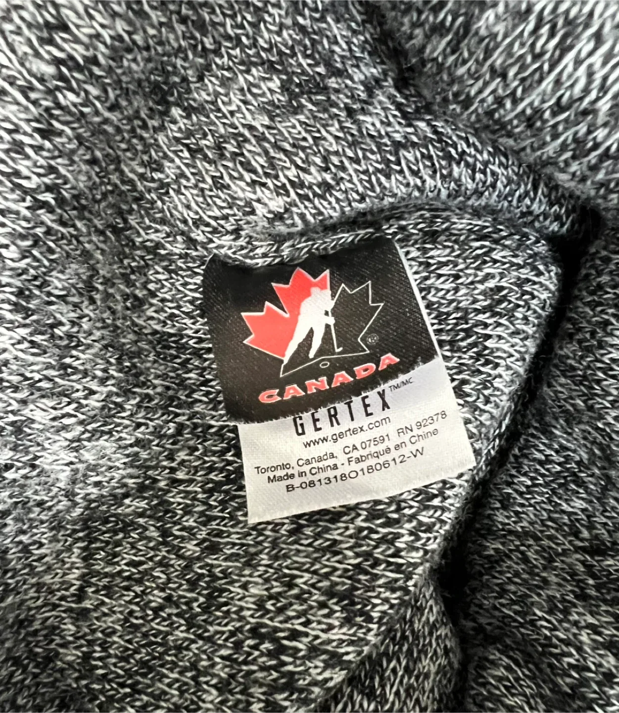 CANADA Toque - Red, Black, Grey image indicator(5)