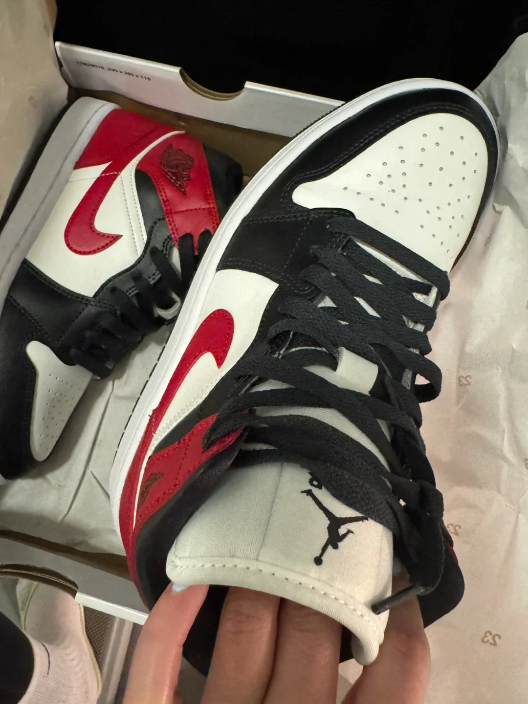 Jordan 1 Mid - Size 7 Women's image indicator(3)