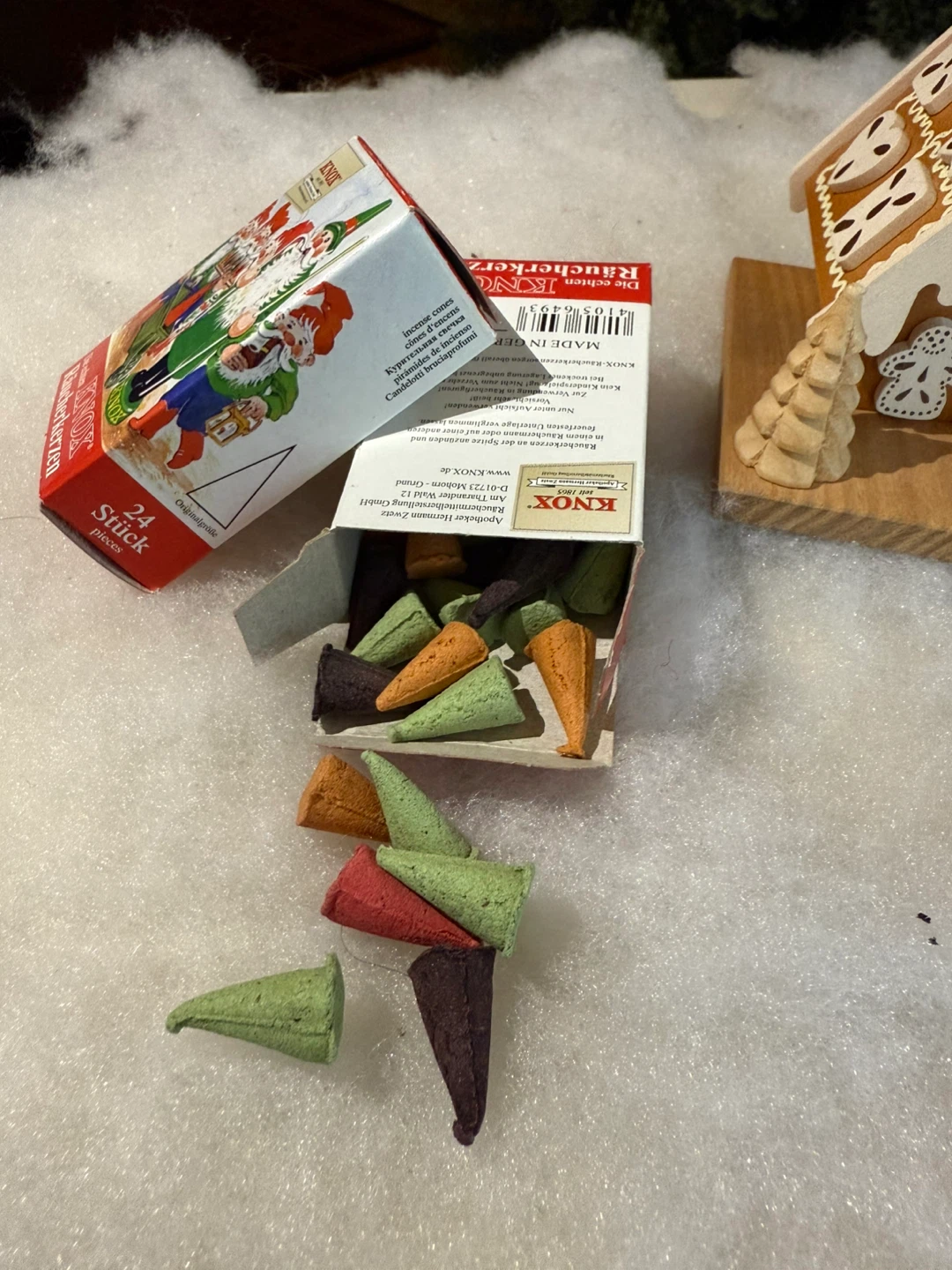 Tiny gingerbread house incense burner - photo 5