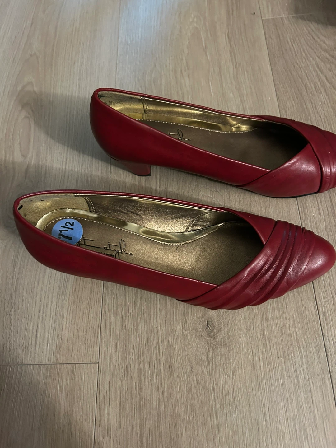Hush Puppie Soft Style Red Heels - Size 7.5 - photo 2