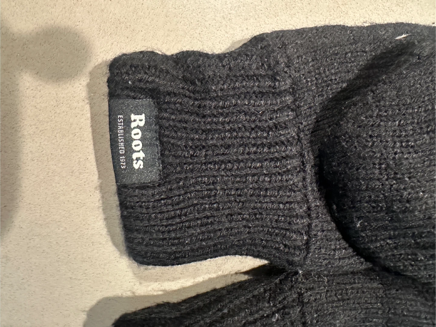 Roots black gloves