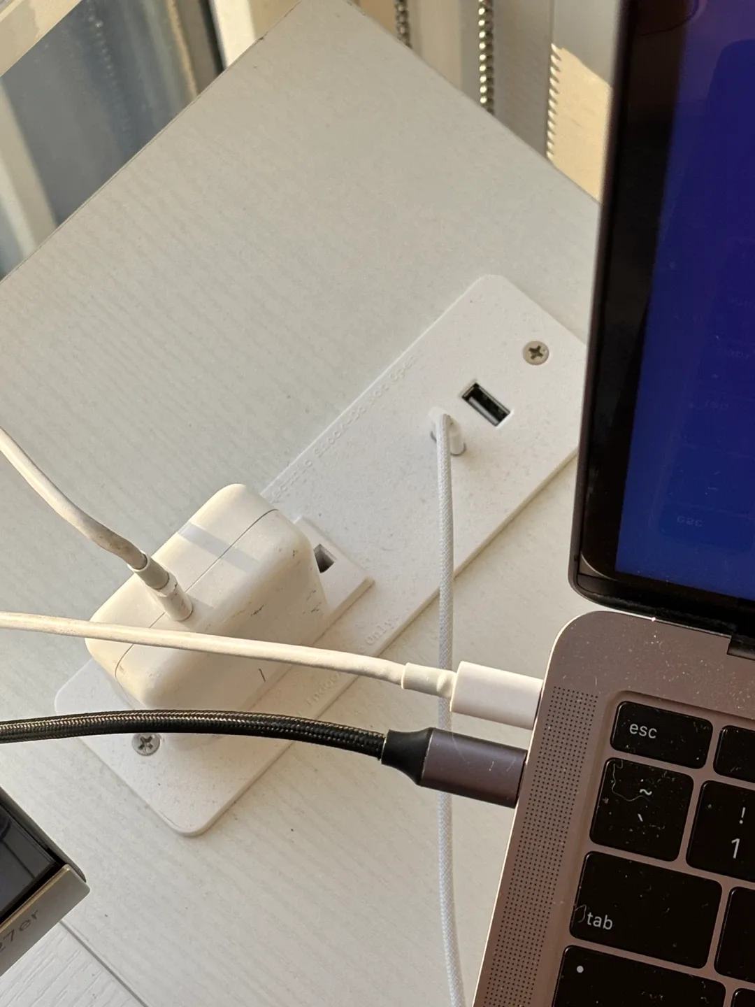 Computer desk with power outlets image indicator(2)