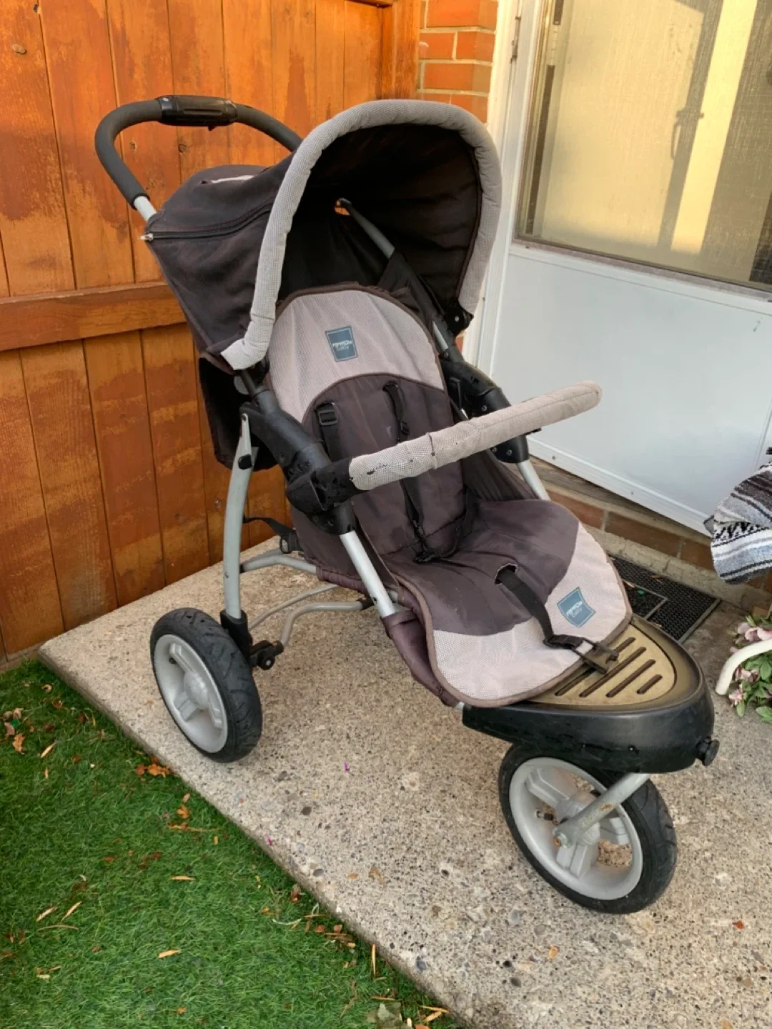 3-Wheel Baby Stroller - kids / toddlers / infants