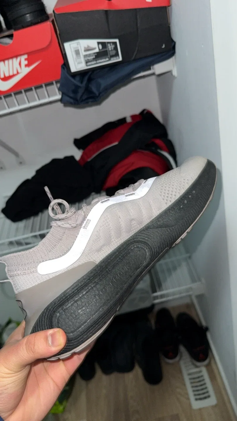 Under Armour UA Phantom 4 Running Shoes - Size 9 image indicator(3)