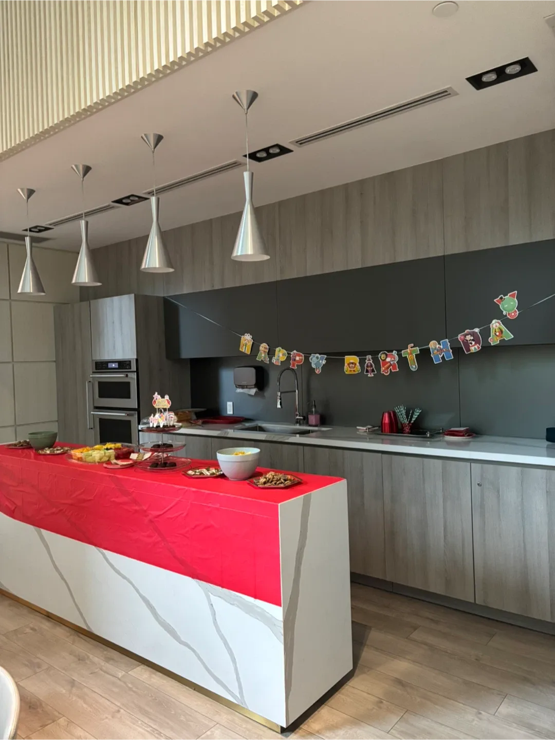 Carnival/Circus Birthday Party Decorations image indicator(4)