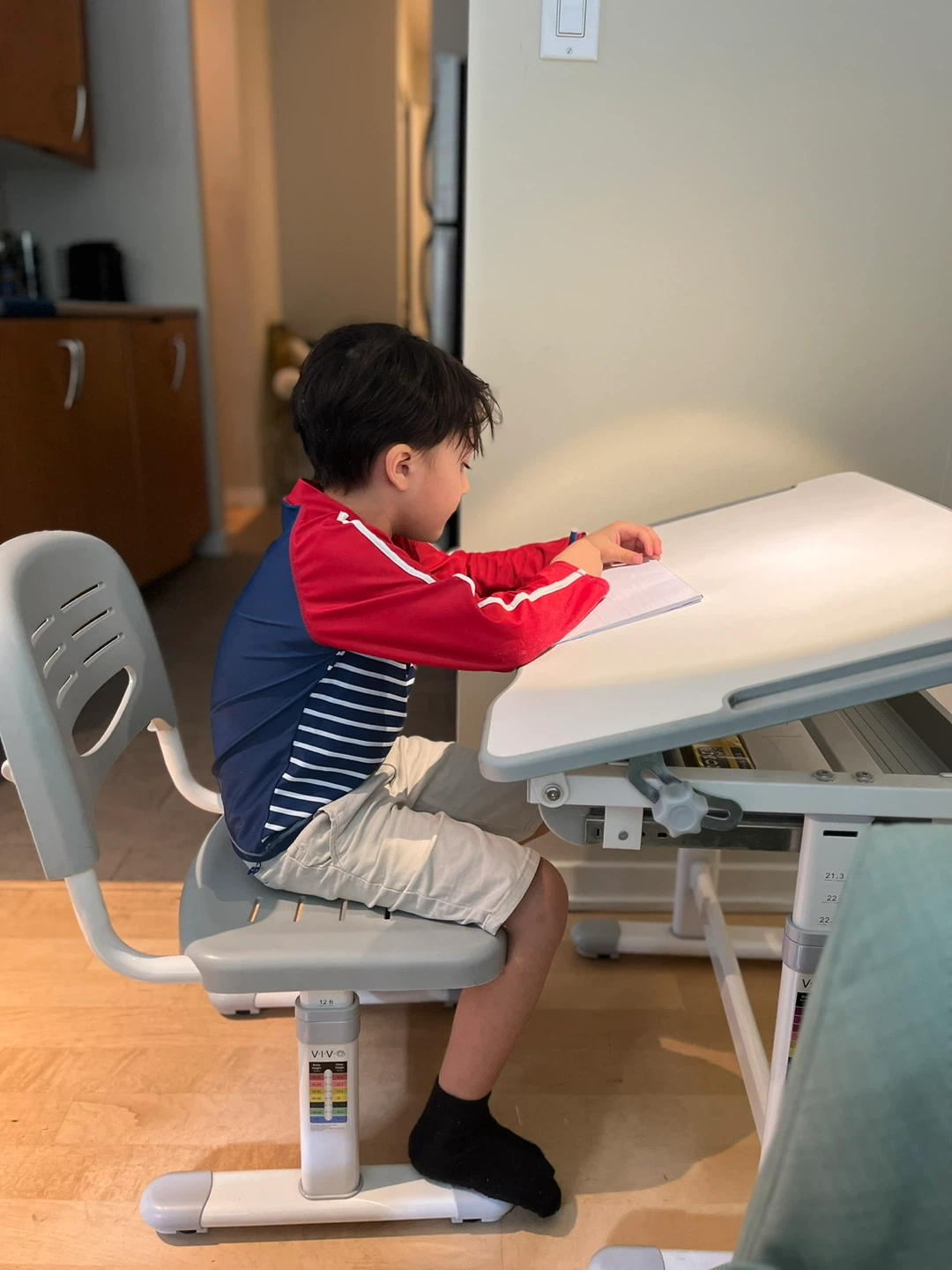 VIVO Kids Adjustable Desk & Chair Set - photo 2