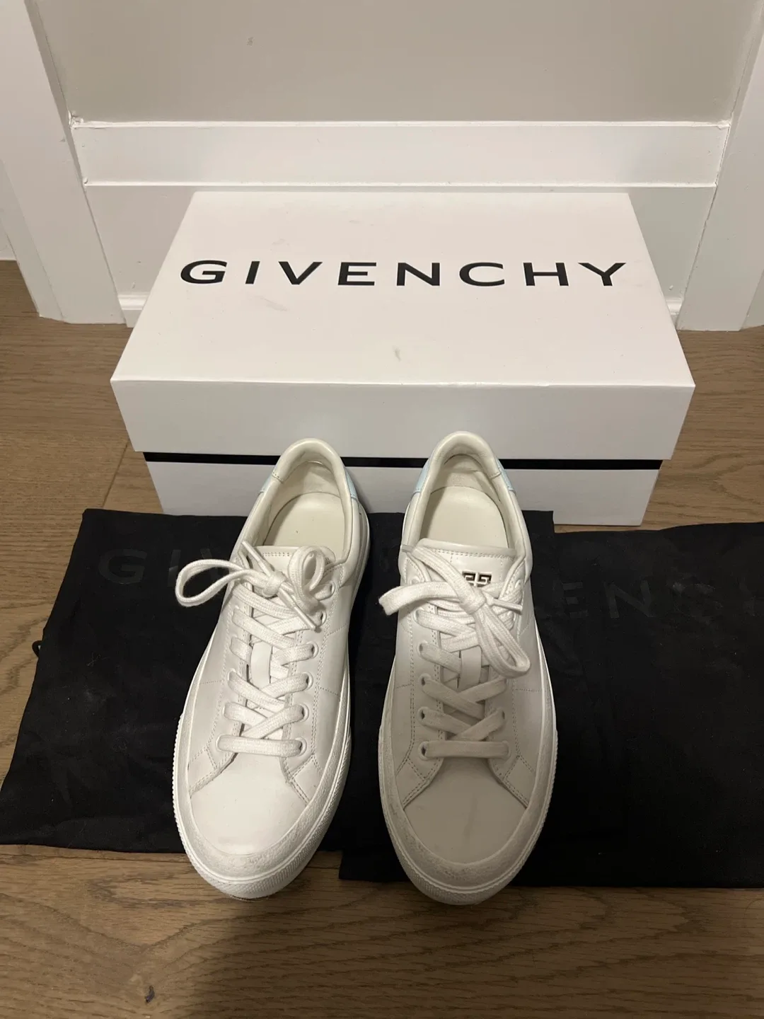 Givenchy Sneakers - White image indicator(2)