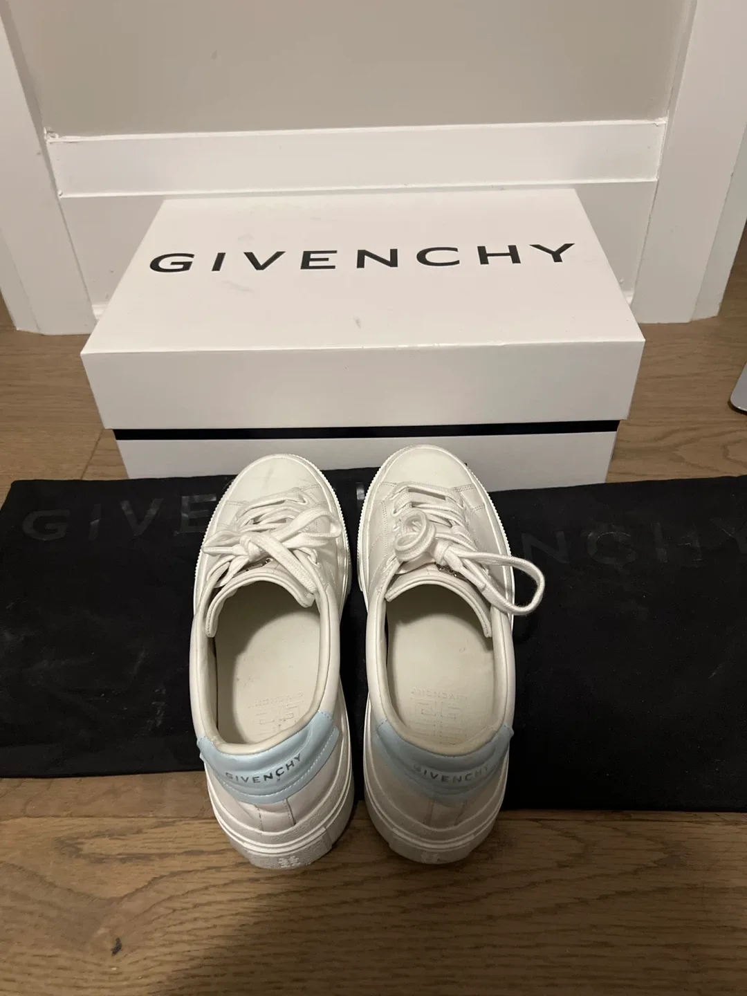 Givenchy Sneakers - White image indicator(3)