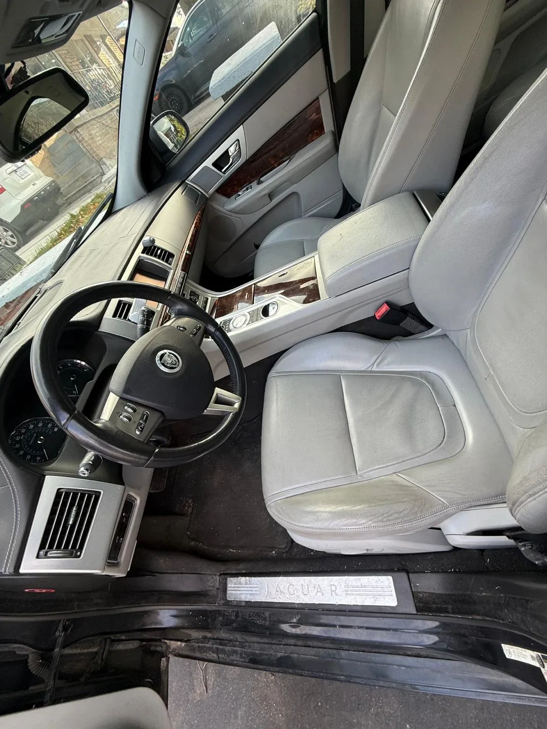 Black Jaguar XF Sedan image indicator(5)