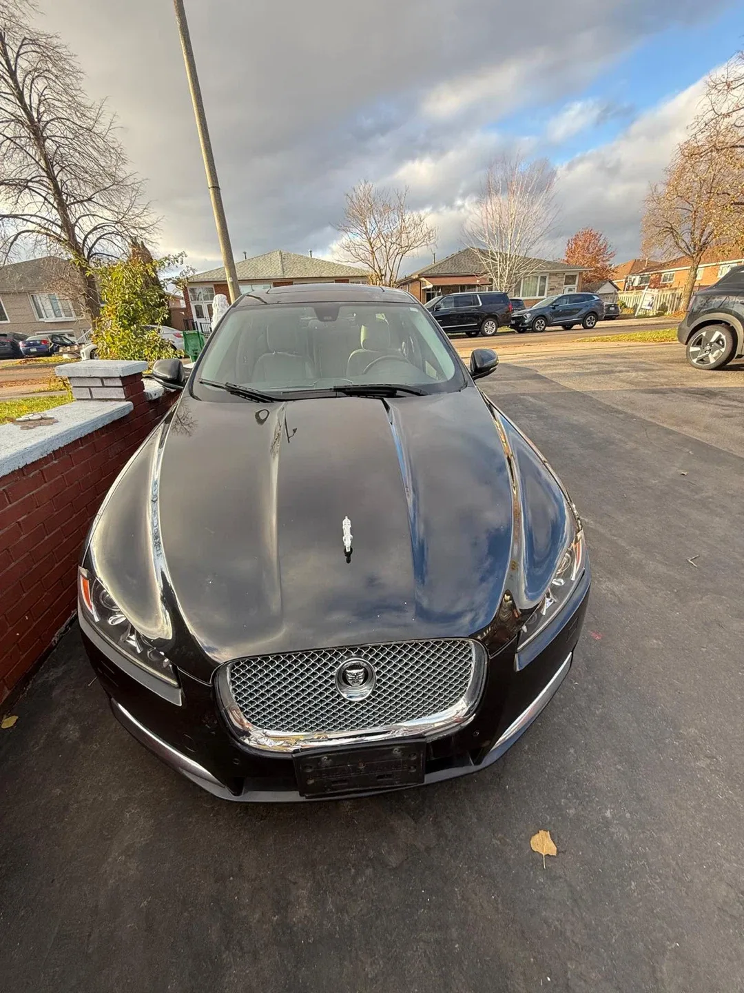 Black Jaguar XF Sedan image indicator(3)